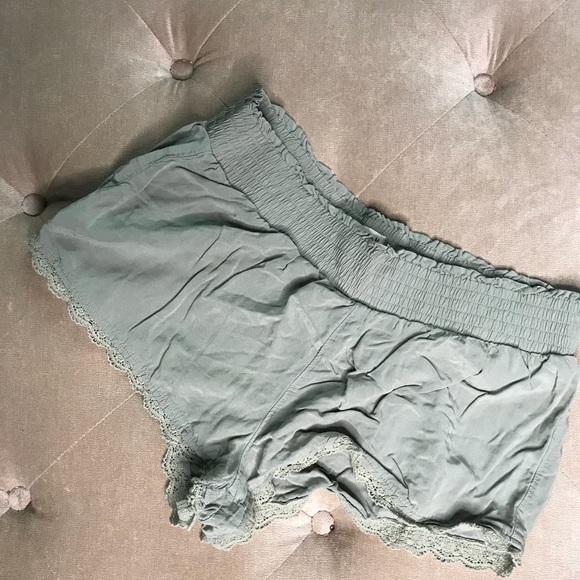 Hollister Olive Shorts 🦋 - Picture 1 of 3
